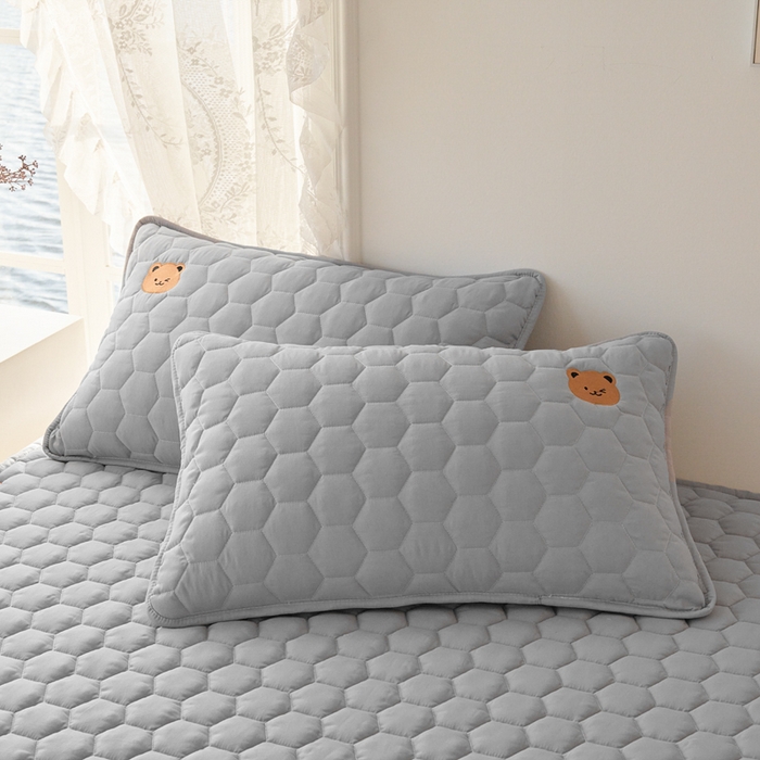 91家纺网 家纺一手货源 找家纺 恋绒家纺 2025新款A类刺绣款床褥学生软床垫子床护垫软垫（图2） 可爱熊-浅灰