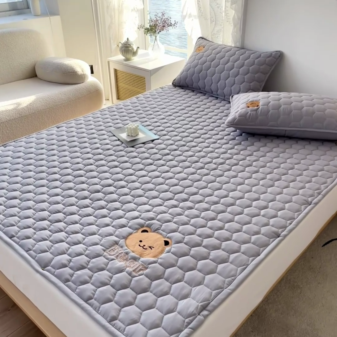 91家纺网 家纺一手货源 找家纺 恋绒家纺 2025新款A类刺绣款床褥学生软床垫子床护垫软垫（图2） 可爱熊-浅灰