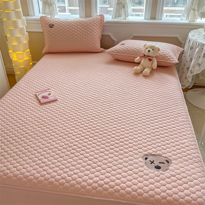 91家纺网 家纺一手货源 找家纺 857家居 2024新款A类原棉大豆夹棉床笠-熊熊仔 熊熊仔-珊瑚粉