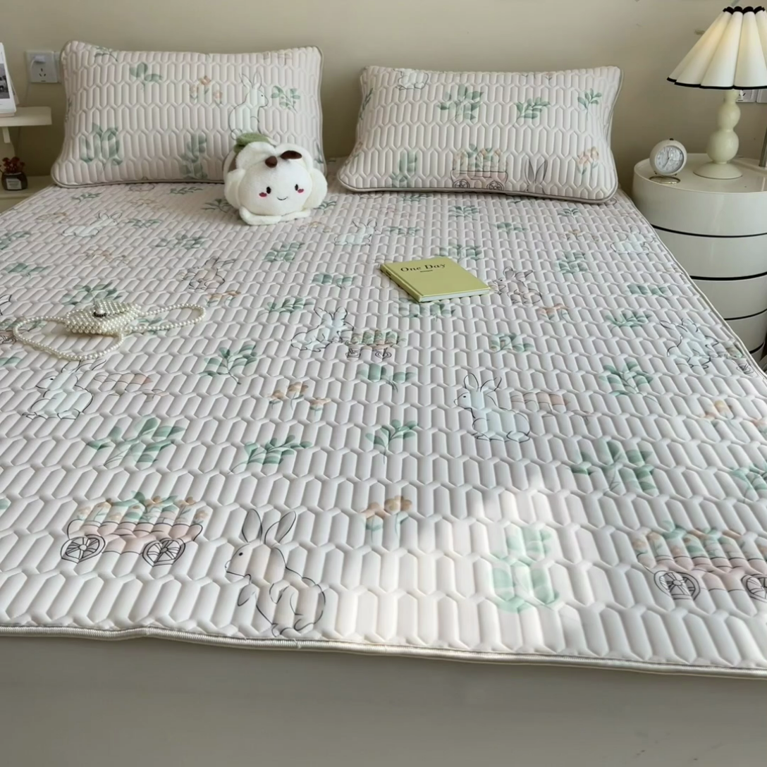 91家纺网 家纺一手货源 找家纺 世纪绒品 2026新款凉感丝印花款乳胶凉席 仙草兔