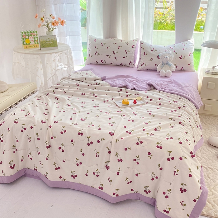 91家纺网 家纺一手货源 找家纺 妖妖家纺 2024新款超柔软糯水洗云朵棉印花夏被四件套 夏日樱桃