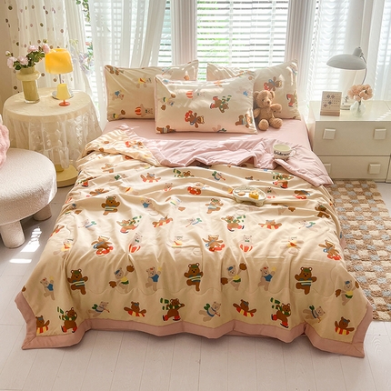 91家纺网 家纺一手货源 找家纺 妖妖家纺 2024新款超柔软糯水洗云朵棉印花夏被四件套 滑板小熊