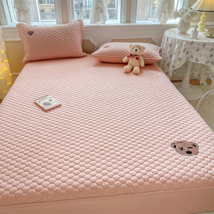 91家纺网 家纺一手货源 找家纺 857家居 2024新款A类原棉大豆夹棉床笠-熊熊仔 熊熊仔-珊瑚粉