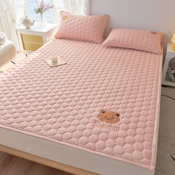 91家纺网 家纺一手货源 找家纺 恋绒家纺 2025新款A类刺绣款床褥学生软床垫子床护垫软垫（图2） 可爱熊-浅豆沙
