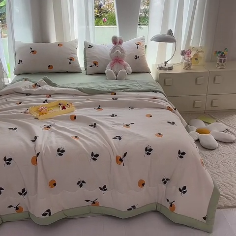 91家纺网 家纺一手货源 找家纺 妖妖家纺 2024新款超柔软糯水洗云朵棉印花夏被四件套 柿柿如意