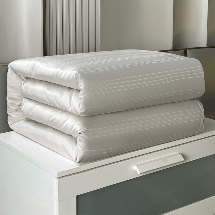 91家纺网 家纺一手货源 找家纺 尚品家纺 2024新款提花段条绗缝蚕丝被 高贵灰色