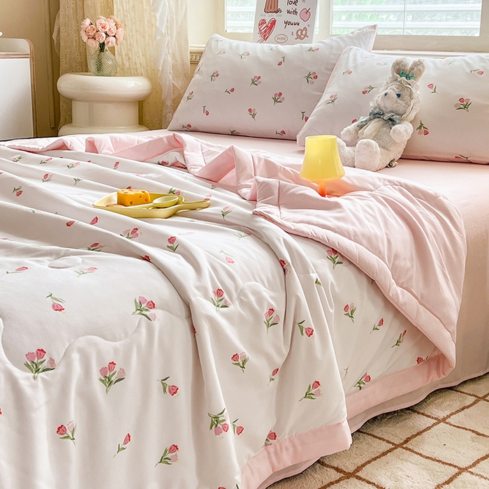 91家纺网 家纺一手货源 找家纺 妖妖家纺 2024新款超柔软糯水洗云朵棉印花夏被四件套 森系小花