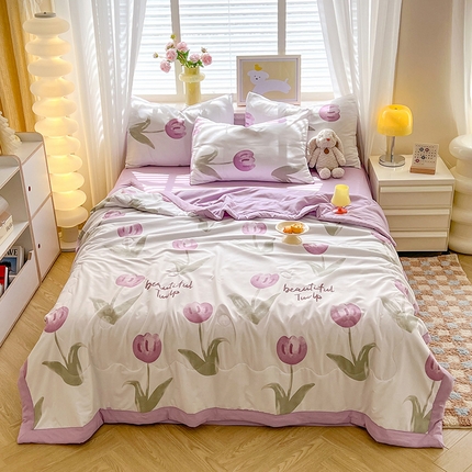 91家纺网 家纺一手货源 找家纺 妖妖家纺 2024新款超柔软糯水洗云朵棉印花夏被四件套 紫郁