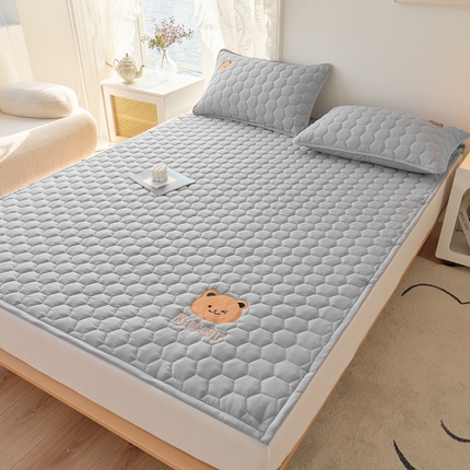 91家纺网 家纺一手货源 找家纺 恋绒家纺 2025新款A类刺绣款床褥学生软床垫子床护垫软垫（图2） 可爱熊-浅灰