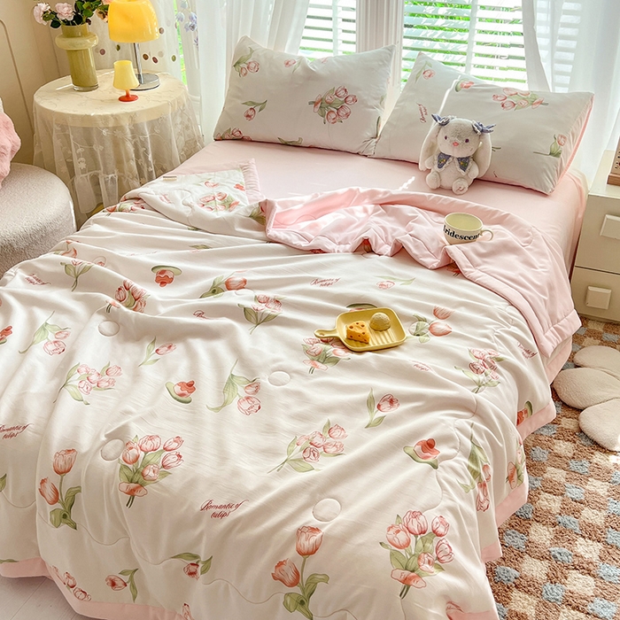 91家纺网 家纺一手货源 找家纺 妖妖家纺 2024新款超柔软糯水洗云朵棉印花夏被四件套 浪漫花花