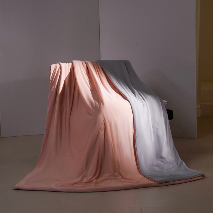 91家纺网 家纺一手货源 找家纺 2024新品纯色双拼凉感丝冰淇淋夏凉被空调被夏被直播爆款 豆沙粉拼灰