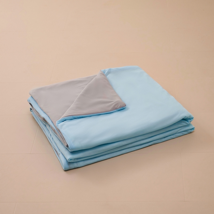 91家纺网 家纺一手货源 找家纺 2024新品纯色双拼凉感丝冰淇淋夏凉被空调被夏被直播爆款 蓝拼灰