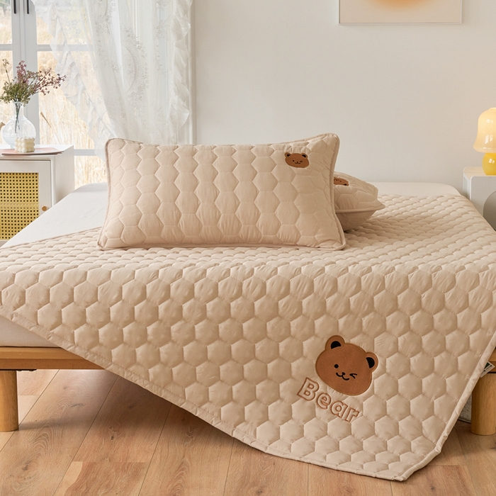 91家纺网 家纺一手货源 找家纺 恋绒家纺 2025新款A类刺绣款床褥学生软床垫子床护垫软垫（图2） 可爱熊-浅驼