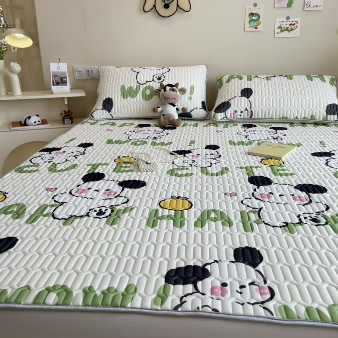 91家纺网 家纺一手货源 找家纺 世纪绒品 2026新款凉感丝印花款乳胶凉席 字母萌犬