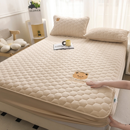 91家纺网 家纺一手货源 找家纺 九亭家纺  2024新款A类水洗棉刺绣可爱熊夹棉床笠 可爱熊-浅驼