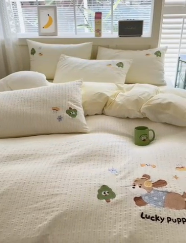 91家纺网 家纺一手货源 找家纺 优彩  2025新款40支全棉水洗棉提花刺绣四件套 幸运小狗