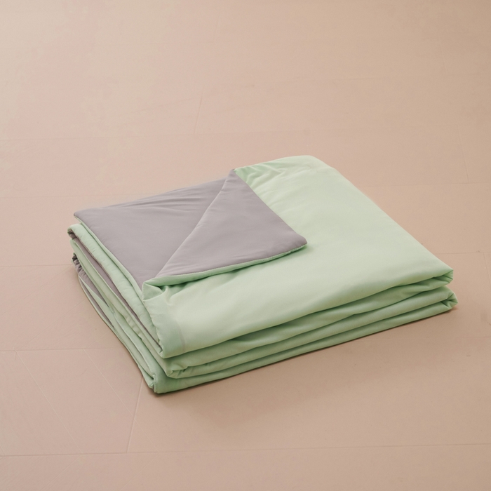 91家纺网 家纺一手货源 找家纺 2024新品纯色双拼凉感丝冰淇淋夏凉被空调被夏被直播爆款 水绿拼灰