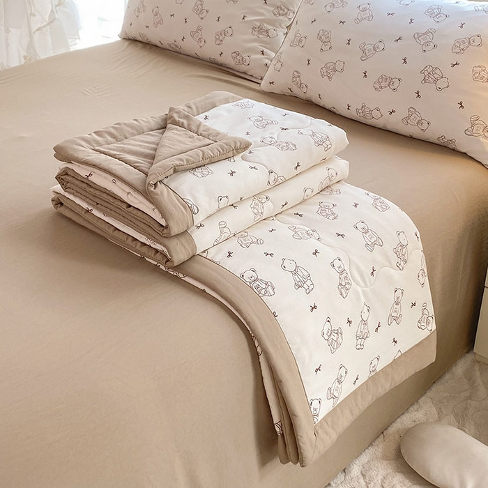 91家纺网 家纺一手货源 找家纺 妖妖家纺 2024新款超柔软糯水洗云朵棉印花夏被四件套 可爱棕熊