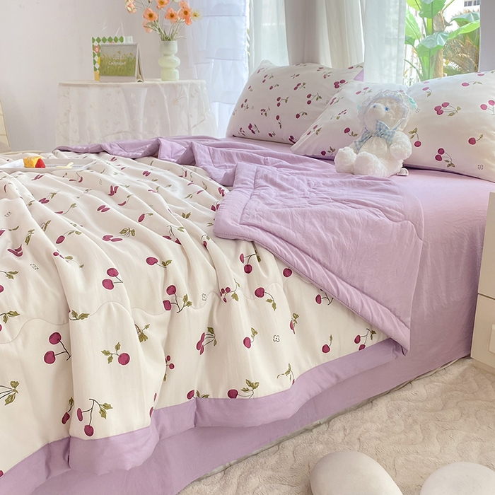91家纺网 家纺一手货源 找家纺 妖妖家纺 2024新款超柔软糯水洗云朵棉印花夏被四件套 夏日樱桃