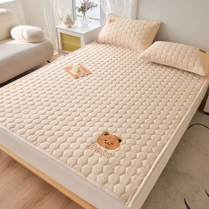 91家纺网 家纺一手货源 找家纺 恋绒家纺 2025新款A类刺绣款床褥学生软床垫子床护垫软垫（图2） 可爱熊-浅驼