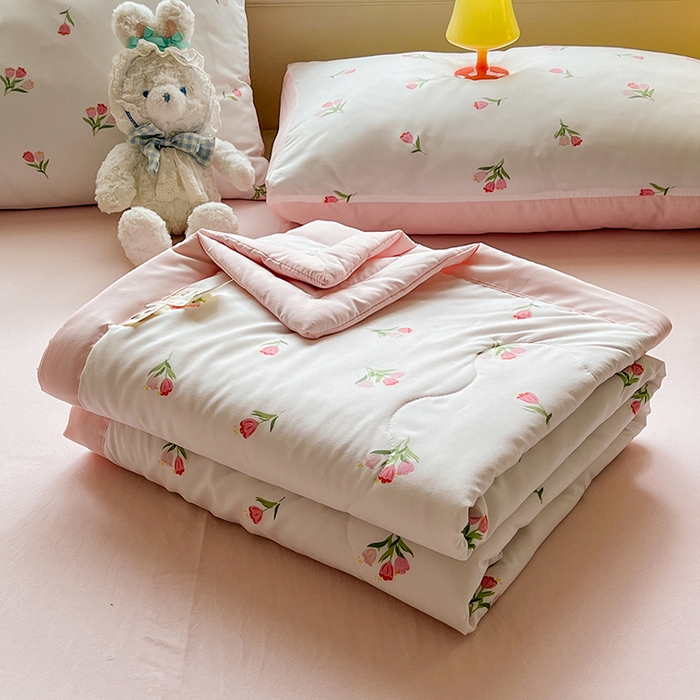 91家纺网 家纺一手货源 找家纺 妖妖家纺 2024新款超柔软糯水洗云朵棉印花夏被四件套 森系小花