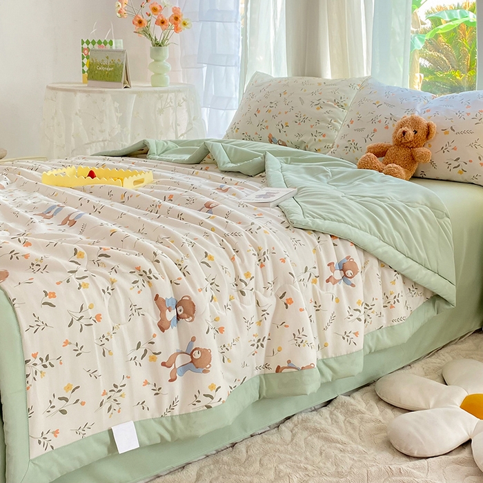 91家纺网 家纺一手货源 找家纺 妖妖家纺 2024新款超柔软糯水洗云朵棉印花夏被四件套 小熊花园