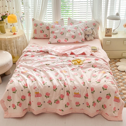 91家纺网 家纺一手货源 找家纺 妖妖家纺 2024新款超柔软糯水洗云朵棉印花夏被四件套 香香兔