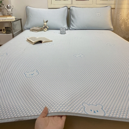 91家纺网 家纺一手货源 找家纺 眠势力 2025新款冰豆豆凉席冷感凉豆豆软凉席三件套 冰皮兰-小熊床单款