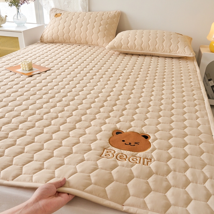 91家纺网 家纺一手货源 找家纺 恋绒家纺 2025新款A类刺绣款床褥学生软床垫子床护垫软垫（图2） 可爱熊-浅驼