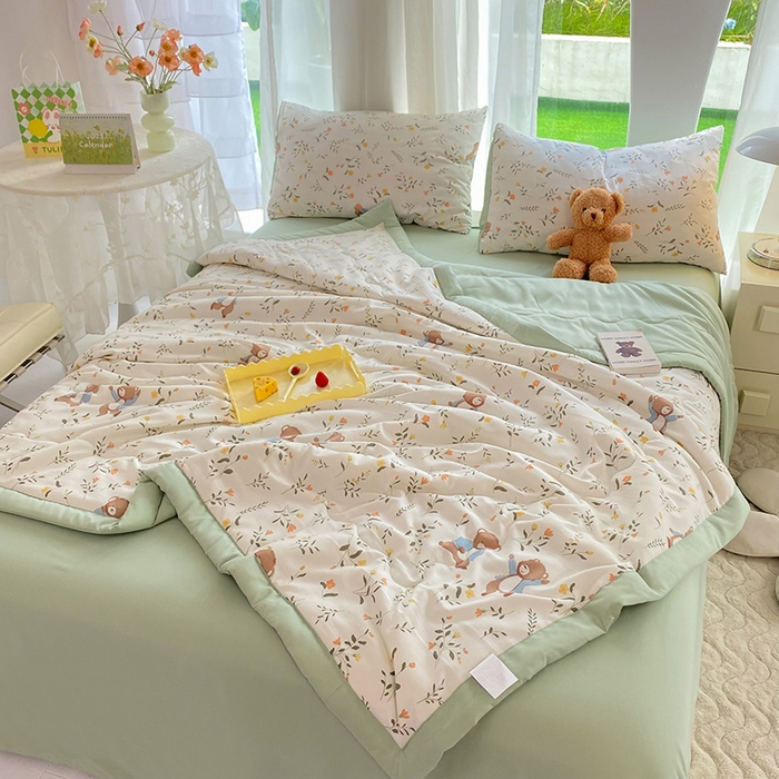 91家纺网 家纺一手货源 找家纺 妖妖家纺 2024新款超柔软糯水洗云朵棉印花夏被四件套 小熊花园