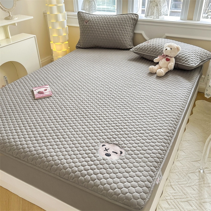 91家纺网 家纺一手货源 找家纺 857家居 2024新款A类原棉大豆夹棉床笠-熊熊仔 熊熊仔-鸵鸟灰