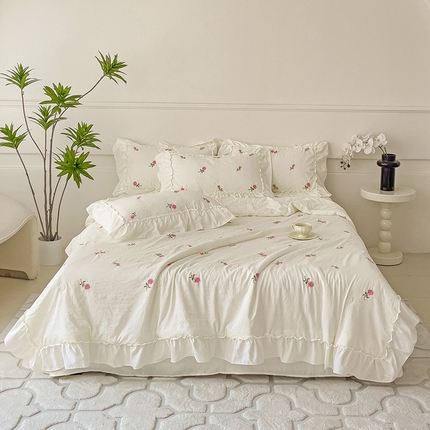 91家纺网 家纺一手货源 找家纺 你好美丽 2025新款水洗棉麻刺绣荷叶边夏被四件套-初荷 初荷-白粉玫瑰