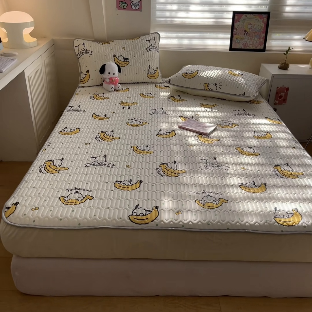 91家纺网 家纺一手货源 找家纺 金爱家 2024新款库洛米床笠款凉感丝乳胶凉席 床笠款-香蕉帕哈狗