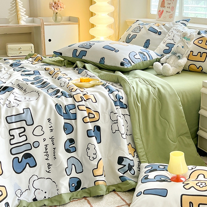 91家纺网 家纺一手货源 找家纺 妖妖家纺 2024新款超柔软糯水洗云朵棉印花夏被四件套 棒棒比熊