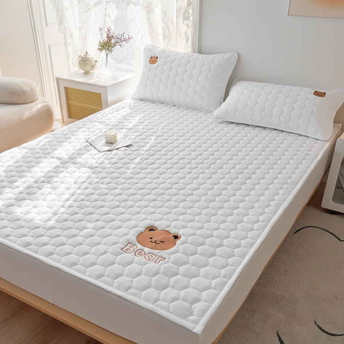 91家纺网 家纺一手货源 找家纺 恋绒家纺 2025新款A类刺绣款床褥学生软床垫子床护垫软垫（图2） 可爱熊—纯白