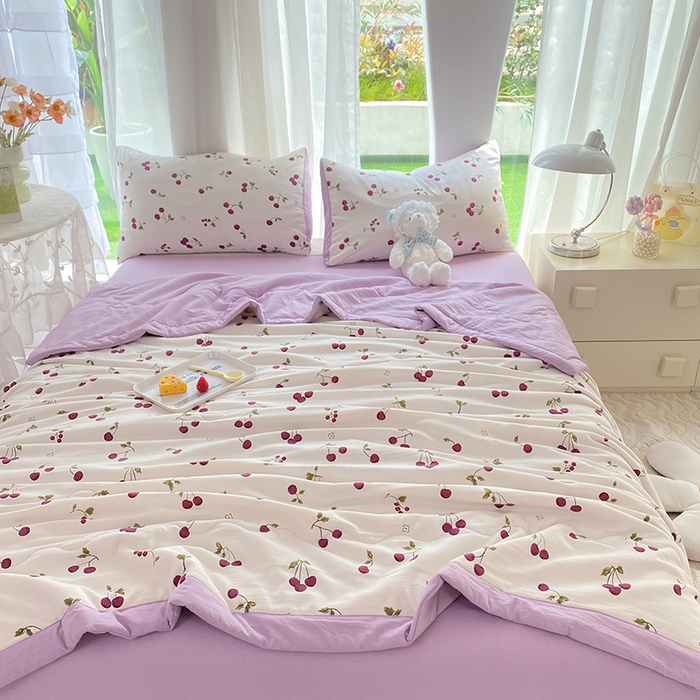 91家纺网 家纺一手货源 找家纺 妖妖家纺 2024新款超柔软糯水洗云朵棉印花夏被四件套 夏日樱桃