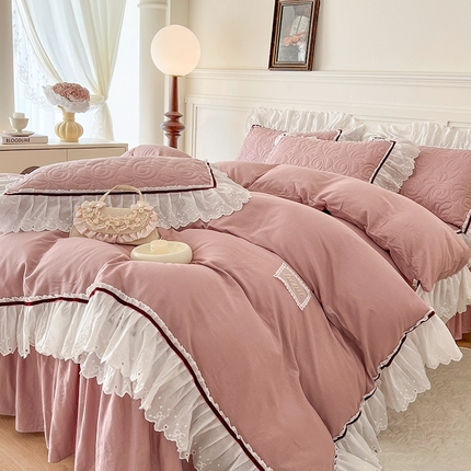 91家纺网 家纺一手货源 找家纺 网红馆 2025新款全棉双层纱四件套花边款爱丽丝系列 凝烟粉