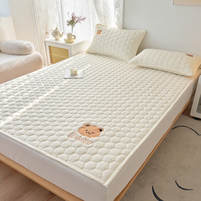 91家纺网 家纺一手货源 找家纺 恋绒家纺 2025新款A类刺绣款床褥学生软床垫子床护垫软垫（图2） 可爱熊—米白