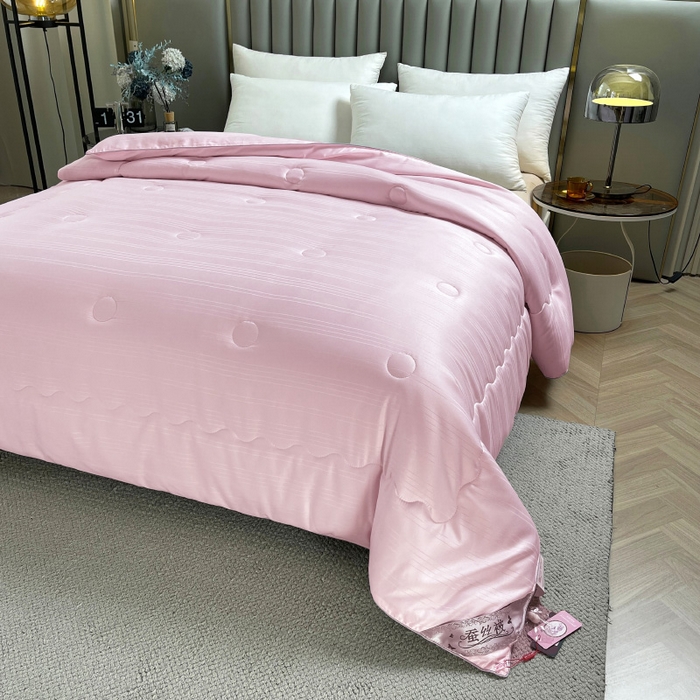 91家纺网 家纺一手货源 找家纺 尚品家纺 2024新款提花段条绗缝蚕丝被 时尚粉色