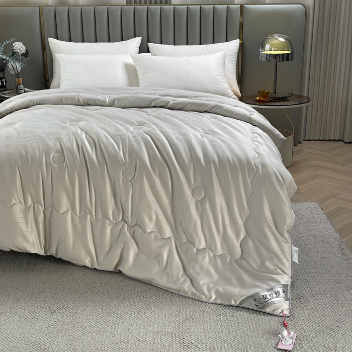 91家纺网 家纺一手货源 找家纺 尚品家纺 2024新款提花段条绗缝蚕丝被 高贵灰色