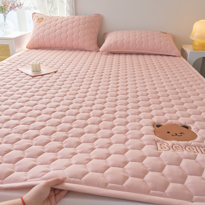 91家纺网 家纺一手货源 找家纺 恋绒家纺 2025新款A类刺绣款床褥学生软床垫子床护垫软垫（图2） 可爱熊-浅豆沙