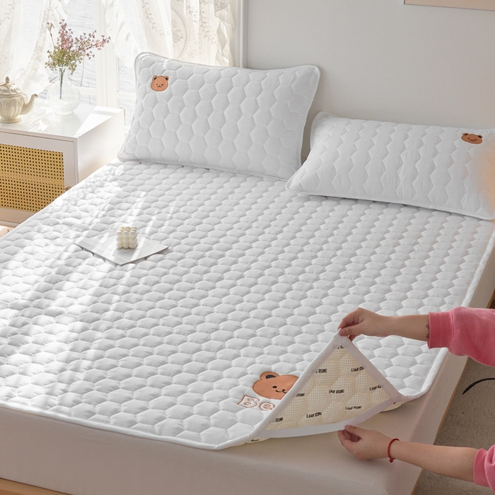 91家纺网 家纺一手货源 找家纺 恋绒家纺 2025新款A类刺绣款床褥学生软床垫子床护垫软垫（图2） 可爱熊—纯白