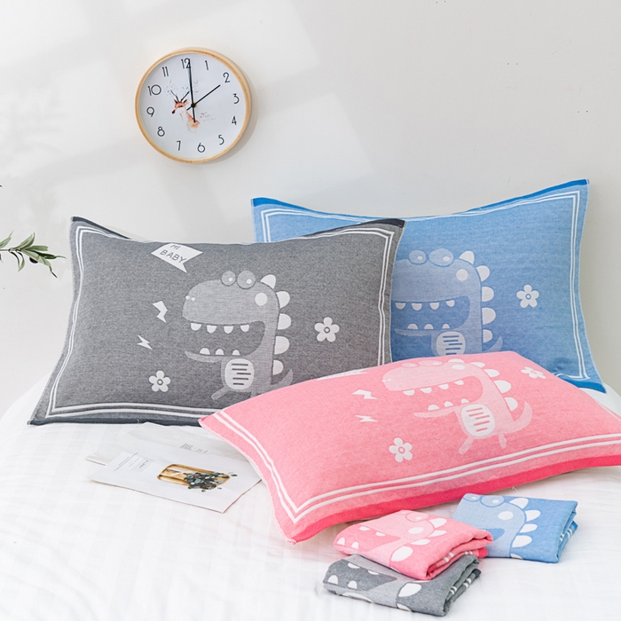 91家纺网 家纺一手货源 找家纺 朴尔家纺-毛巾被 2024新款特惠混纺棉质三层纱布独版AB面枕巾 52*78cm一对 小恐龙灰