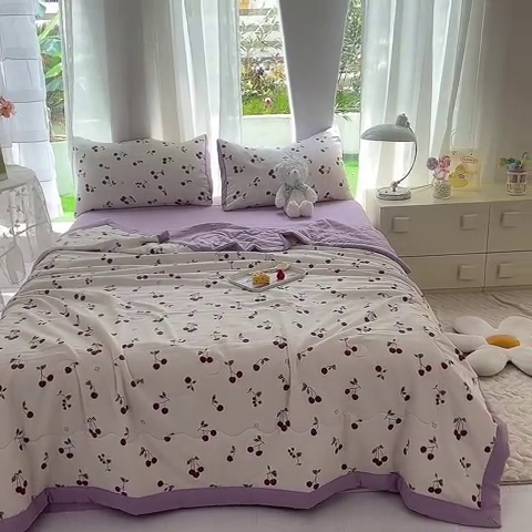 91家纺网 家纺一手货源 找家纺 妖妖家纺 2024新款超柔软糯水洗云朵棉印花夏被四件套 夏日樱桃