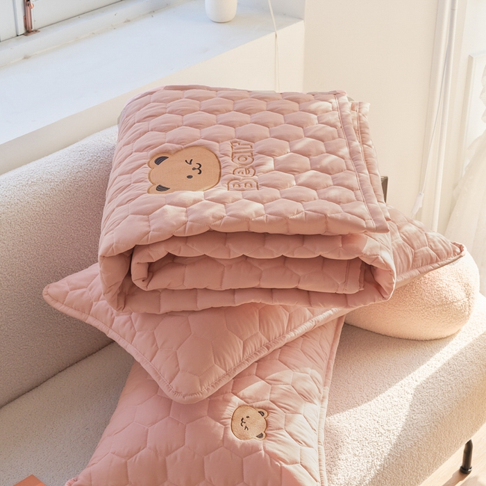 91家纺网 家纺一手货源 找家纺 恋绒家纺 2025新款A类刺绣款床褥学生软床垫子床护垫软垫（图2） 可爱熊-浅豆沙