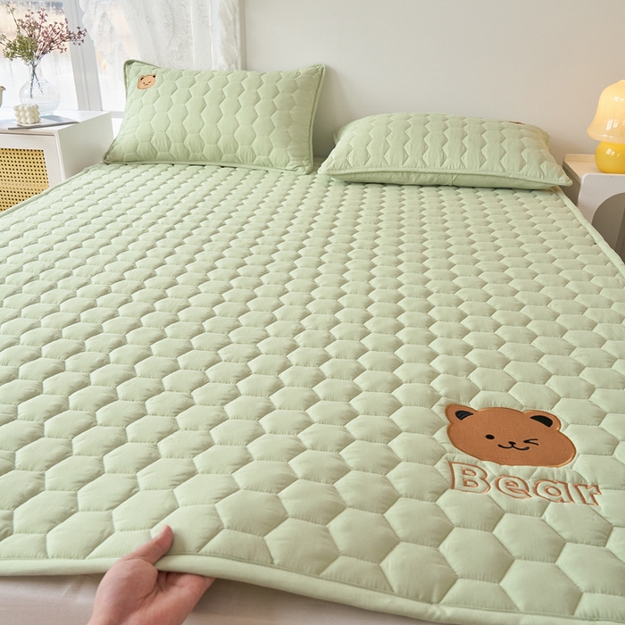91家纺网 家纺一手货源 找家纺 恋绒家纺 2025新款A类刺绣款床褥学生软床垫子床护垫软垫（图2） 可爱熊-抹茶绿