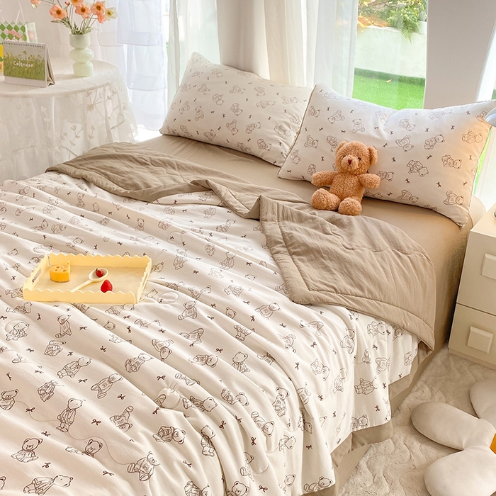 91家纺网 家纺一手货源 找家纺 妖妖家纺 2024新款超柔软糯水洗云朵棉印花夏被四件套 可爱棕熊