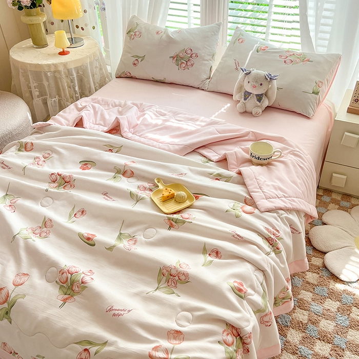 91家纺网 家纺一手货源 找家纺 妖妖家纺 2024新款超柔软糯水洗云朵棉印花夏被四件套 浪漫花花