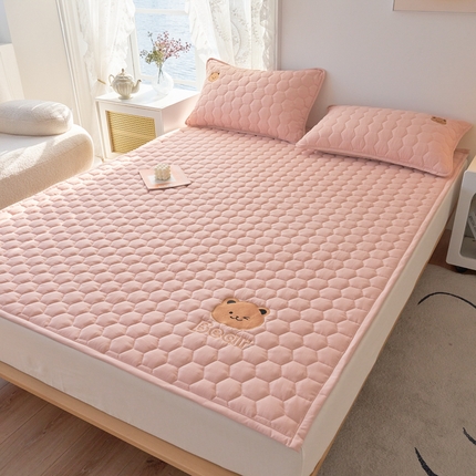 91家纺网 家纺一手货源 找家纺 恋绒家纺 2025新款A类刺绣款床褥学生软床垫子床护垫软垫（图2） 可爱熊-浅豆沙