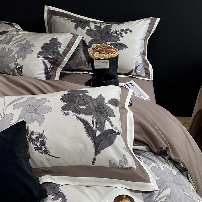 91家纺网 家纺一手货源 找家纺 宜代光年 2024新款天丝棉拼角数码印花四件套 伊莎贝拉-墨白